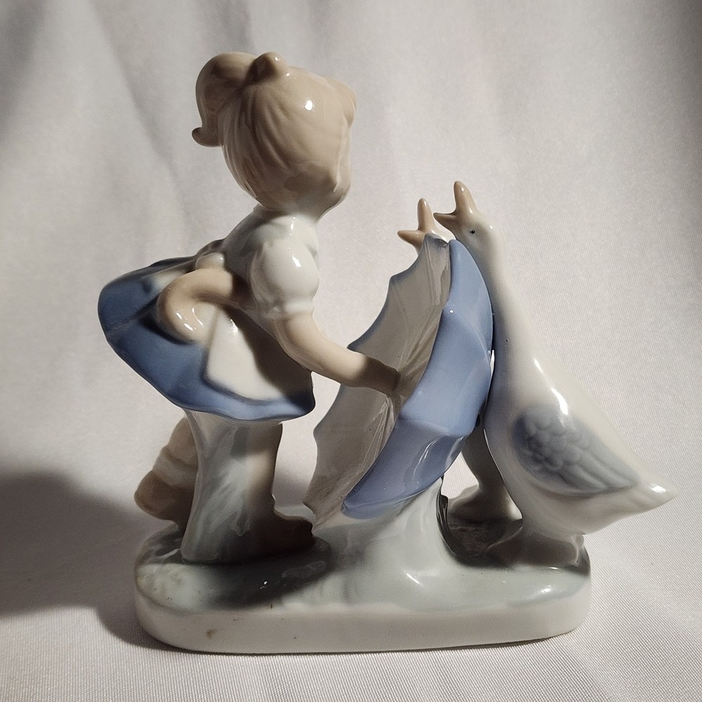 Vintage Young Girl & Umbrella & Ducks Geese Porcelain Figurine‎ EUC Signed - Picture 2 of 7